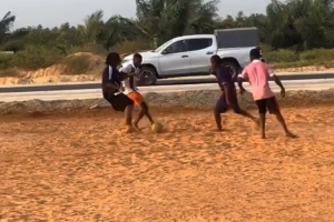 纯粹足球！孔德在父亲的家乡贝宁度假，与当地孩子们一起踢球