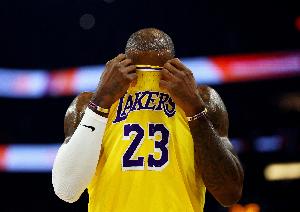 詹姆斯本场正负值-33 创个人本赛季新低&此前最低为上一场的-18