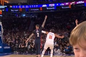 布伦森干拔三分落地后踩到大球右脚！后者吃到一级恶意犯规！