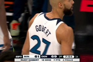 情况不妙！戈贝尔推倒穆雷被吹防守犯规 个人累计4犯被迫下场