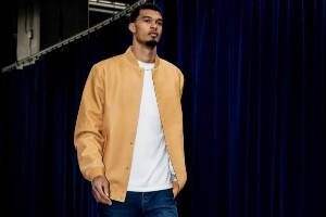 马刺众将入场穿搭：文班棒球夹克搭配牛仔裤 巴恩斯曼联复古球衣