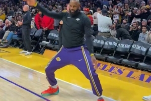 打太极吗！詹姆斯赛前底线天勾命中 激情热舞庆祝