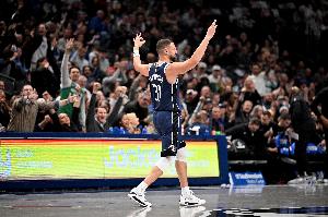 科尔谈防克莱：护球很关键 他三分一旦投开整个球馆都能被掀翻