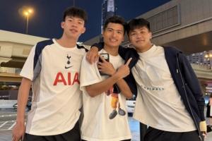 👀穿着热刺球衣！王钰栋与U22国足队友鲍盛鑫、蒯纪闻合影