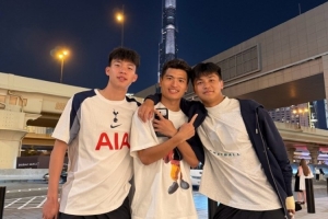 U22国足在阿联酋备战U23亚洲杯，王钰栋晒多张与队友的合照