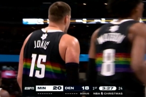 这什么手感啊！约基奇弧顶持球突破对抗失衡随手一抛打成2+1