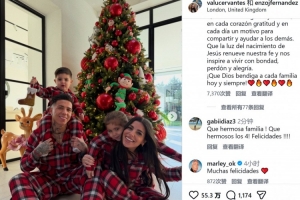 温馨！恩佐晒一家四口圣诞节合照：穿同款红黑圣诞睡衣，笑容满满