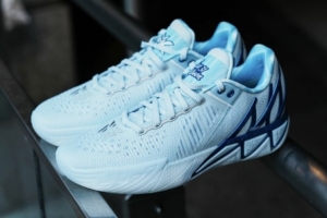 水花重聚！库里上脚安踏克莱11代“圣诞”配色球鞋致敬好兄弟！