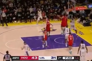对抗给足了！詹姆斯推土机式上篮 火箭两人封盖未果