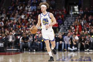 持续发力！勇士加强防守连续快攻反击打中 迅速扩大领先