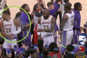 😭躲都躲不过！詹姆斯乱撒镁粉 溅了八村塁一脖子......