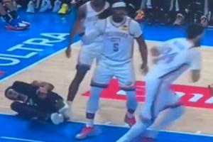 多特冲撞致文班摔倒🥵美媒：他看起来想把文班废了！