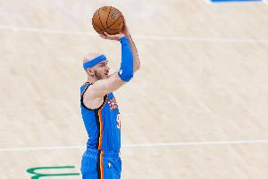 还能练出来三分不？卡鲁索各种空位三分离谱不进&12投仅2中