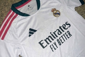 皇马下赛季主场球衣谍照：经典白色主色调，深绿镶边+粉红三道杠