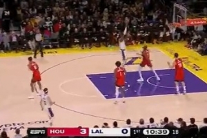 球队首分！艾顿篮下接球转身抛投命中