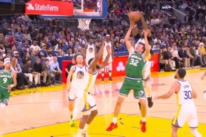 劈头盖脸！弗拉格强攻上篮 小佩顿神兵天降双手送扣杀钉地板大帽