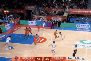 这球蹦挺高！陈国豪底线接球直接攻筐 隔着威廉姆斯勉扣2+1！