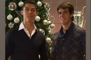 他还是忘不了🎄卡卡晒C罗与自己16年前的圣诞祝福 满是欢声笑语