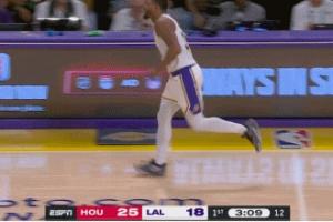 斯玛特单手接球不能坚持 拖着一条手臂跑回更衣室后已返回比赛