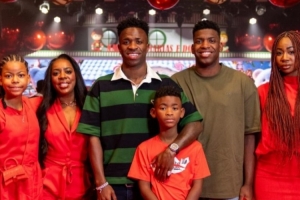 庆祝节日！维尼修斯晒圣诞节和家人的合影：圣诞快乐