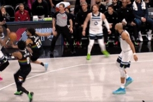 保留希望！爱德华兹强投三分造成穆雷犯规 三罚全中