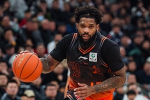 正负值-20最低！山东外援鲍威尔半场8中3拿到10分4板1助