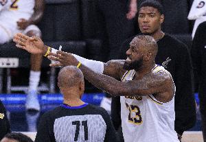 不满啊！詹姆斯强攻上篮不中 跺脚抱怨被犯规没吹