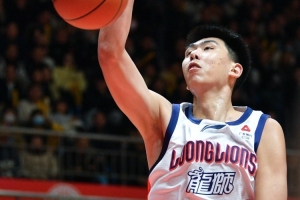 吃饼吃饱饱！徐昕半场5投全中拿12分4板 多次贡献空接暴扣