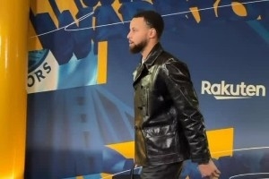 致敬艾弗森！库里入场穿着艾弗森经典鞋款Reebok Question