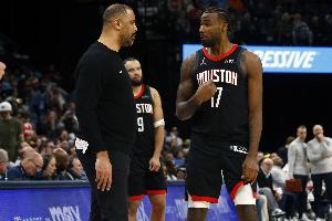 乌度卡：伊森无处不在 他在防守端的积极性非常棒！