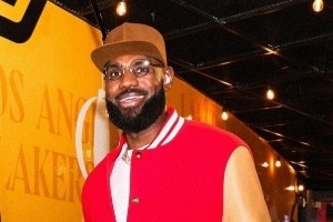 三大核心！湖人官推晒圣诞大战赛前入场照