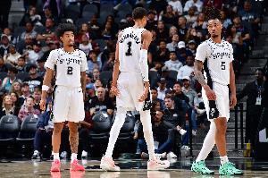 记者：马刺的多控球手破解了雷霆的压迫式防守 实在不行就给文班