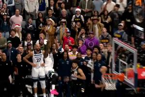 没踩线！爱德华兹底角高难度三分 将比赛拖入加时！