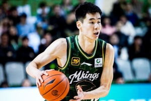 帮助球队咬住比分！郭昊文半场12中5砍14分3助 突破上演滑翔劈扣