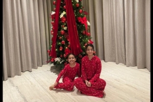 萨拉赫更新社媒，晒两个女儿与圣诞树的照片：❤️