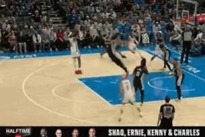 标志性进攻！亚历山大单打文班 突破靠出空间撤步中投稳稳命中