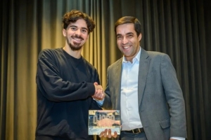 竞赛报：巴黎圣日耳曼中场维蒂尼亚当选葡萄牙2025年度最佳球员