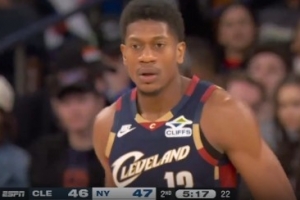 终于进球！亨特跟进正面射中三分 为骑士打破运动战得分荒