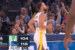 年轻人不谨慎啊！弗拉格防库里放了一步 后者直接三分打停独行侠