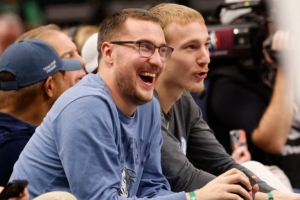 弗拉格兄弟首次现场看弟弟打球：很爽！从杜克我们就看他有此表现