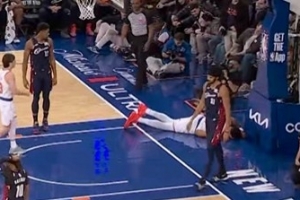 这摔得有点亏！唐斯突破上篮重重摔倒在地 骑士挑战成功取消犯规