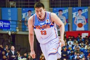 出场时间有点少？李炎哲5中5拿到11分2板1帽 但仅出战15分钟