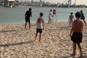 融入其中！亚马尔现身迪拜海滩，与孩子们一起踢球