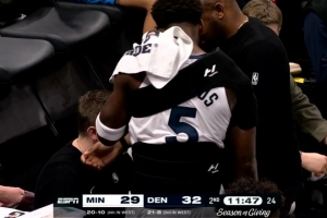 看着很难受！爱德华兹替补席手摸右肩面色痛苦 戴上护具