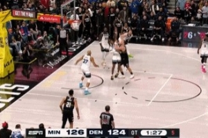 又平了！约基奇强碾麦克丹尼尔斯到篮下抛投命中