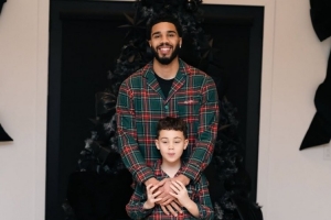 亲子装！塔图姆晒照：圣诞节带萌娃Duece！