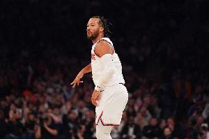 就靠我一人得分啊！布伦森首节10投4中得到10分1断！正负值-15！