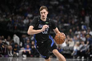 冲击力十足！弗拉格单打巴特勒 挤压防守抛投打中