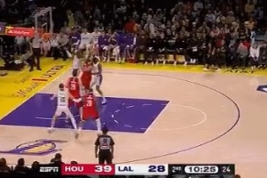 给圣诞加点节目！谢泼德三分不中 艾顿抢板补进乌龙球