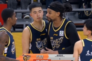 连续犯错！萨姆纳丢球回身拉克里斯破坏反击被吹违体